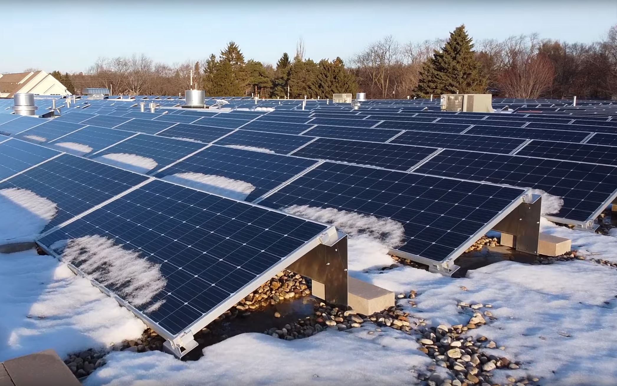 Dach-Solarenergie-macht-Ampco-Pumpen-grüner